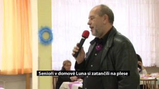 Senioři v domově Luna si zatančili na plese