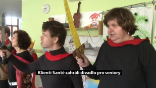 Klienti Santé zahráli divadlo pro seniory