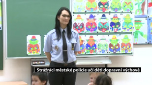 Strážníci městské policie učí děti dopravní výchově