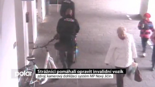 Strážníci v NJ pomohli muži s rozbitým vozíkem