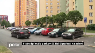 F-M trápí málo parkovišť, řidiči parkují na zeleni