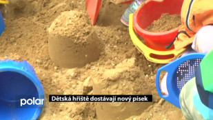 Dětská hřiště dostávají nový písek