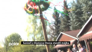 Senioři z Domova Vesna stavěli májku