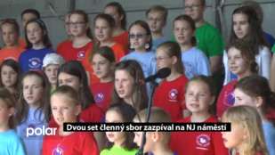 Dvou set členný sbor zazpíval na NJ náměstí