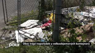 Obec trápí nepořádek u velkoobjemových kontejnerů