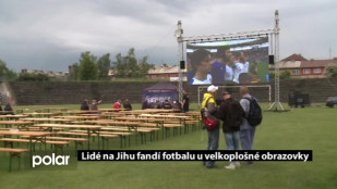 Lidé v Ostravě-Jihu fandí fotbalu u velkoplošné obrazovky
