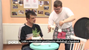 ​Lidé s mentálním postižením obsluhují v kavárně