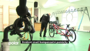 Strážníci značí kompenzační pomůcky