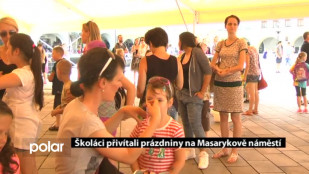 Školáci přivítali prázdniny na Masarykově náměstí 