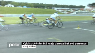 Cyklistický tým MS kraje daroval šek své patronce