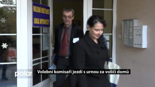 Volební komisaři jezdí s urnou za voliči domů