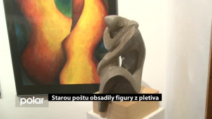 Starou poštu obsadily figury z pletiva