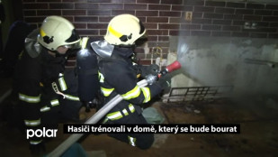 Hasiči trénovali v domě, který se bude bourat