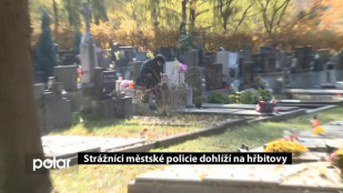 Strážníci městské policie dohlíží na hřbitovy