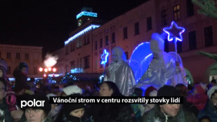 Vánoční strom v centru rozsvítily stovky lidí 