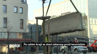 Po celém kraji se staví zátarasy proti teroristům