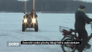 Zamrzlé vodní plochy lákají lidi k radovánkám