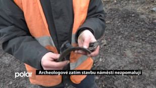 Archeologové zatím stavbu náměstí nezpomalují