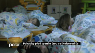 Pohádky před spaním čtou ve školce rodiče