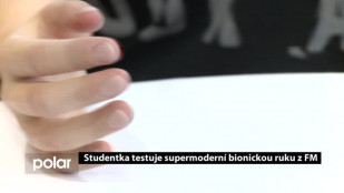 Studentka testuje supermoderní bionickou ruku z FM