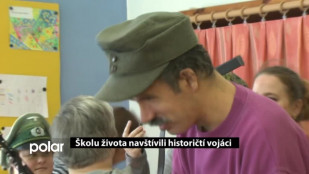 Školu života navštívili historičtí vojáci 