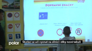 Školáci se učí vyznat na silnici i díky nové tabuli