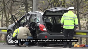 Pět lidí bylo zraněno při srážce auta s autobusem