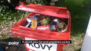 V ulicích jsou červené popelnice na kov