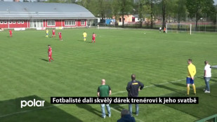 Fotbalisté dali skvělý dárek trenérovi k jeho svatbě