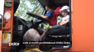 Lidé si mohli prohédnout třídící linku