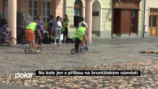 Na kole jen s přilbou na bruntálském náměstí