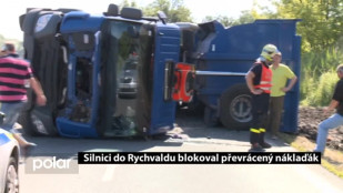 Silnici do Rychvaldu blokoval převrácený náklaďák