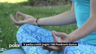 V Univerzitním parku cvičili jogíni 108 Pozdravů slunce