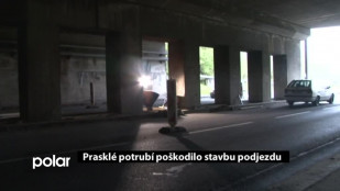 Prasklé potrubí poškodilo stavbu podjezdu