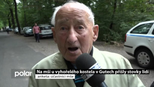 Na mši u vyhořelého kostela v Gutech přišly stovky lidí