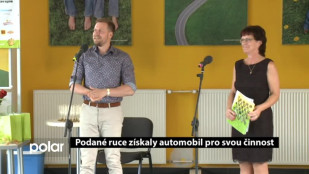 Podané ruce získali automobil pro svou činnost