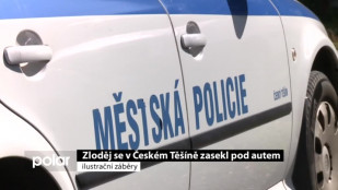 Zloděj se v Českém Těšíne zasekl pod autem