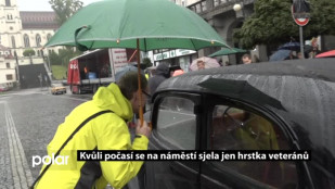 Kvůli počasí se na náměstí sjela jen hrstka veteránů