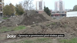 Opravuje se prostranství před úřadem práce