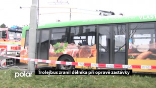 ​Trolejbus zranil dělníka při opravě zastávky