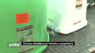 Černou skládkou je i křeslo u popelnice