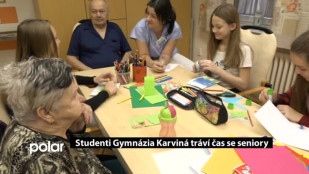 Studenti karvinského gymnázia tráví čas se seniory