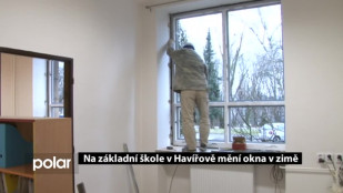 Na základní škole v Havířově mění okna v zimě