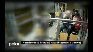 Neznámý muž brutálně napadl cestující v tramvaji