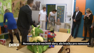 Novomanželé nechtěli dary, ale hračky pro nemocné