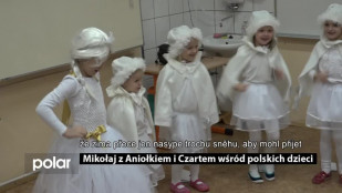 Mikołaj z Aniołkiem i Czartem wśród polskich dzieci