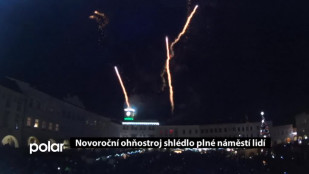 Novoroční ohňostroj shlédlo plné náměstí lidí