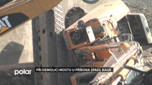 Při demolici mostu u Příbora spadl bagr