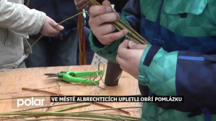 Ve Městě Albrechticích upletli obří pomlázku