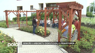 Senioři v arboretu diskutovali s primátorem Frýdku-Místku